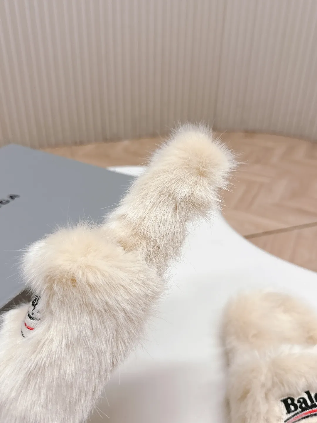 👟👟Ex-factory price 480👟👟 Balenciaga 2025 new color furry slippers. This furry slipper is really irresistible. It’s so cool and versatile~ The upper foot is super invincible, good-looking and comfortable. Fabric: Imported wool, soft and comfortable. Lining: original special material. Sole: original outsole. Size: 36-40.